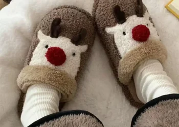 Cozy and Stylish Winter Slippers for Men and Women with Anti-Slip Soles